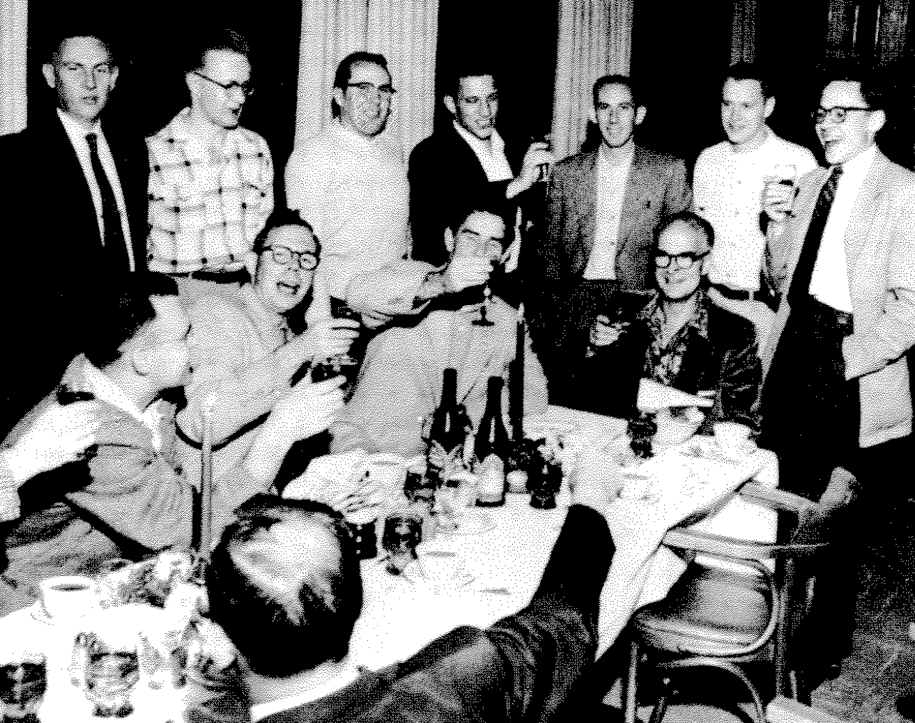 I dipendenti dello Shockley Semiconductor Laboratory celebrano il premio Nobel appena vinto da William Shockley, nel 1956. Gordon Moore è ritratto seduto all'estremità sinistra del tavolo, rivolto verso Shockley. Immagine: Engineering & Science/Summer 1994